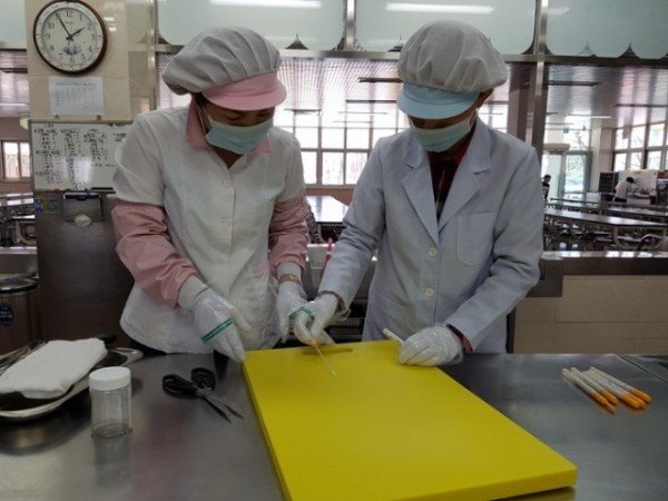 [평생교육건강과] 학교급식시설 미생물 검사 및 식재료 방사능 검사 실시 사진1.jpg