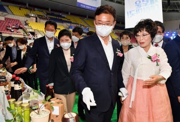 (3-4)생활개선회_한마음대회_및_농산물_홍보행사(홍보전시물_관람).jpg