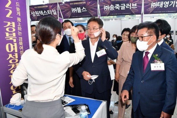 (7-3)경북여성경제인대회(부스투어)1.jpg