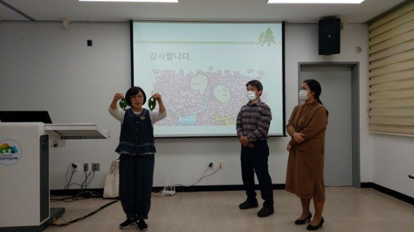사진2.제4회 산림치유 경진대회 발표(우수상_함께, 만세! 숲).jpg