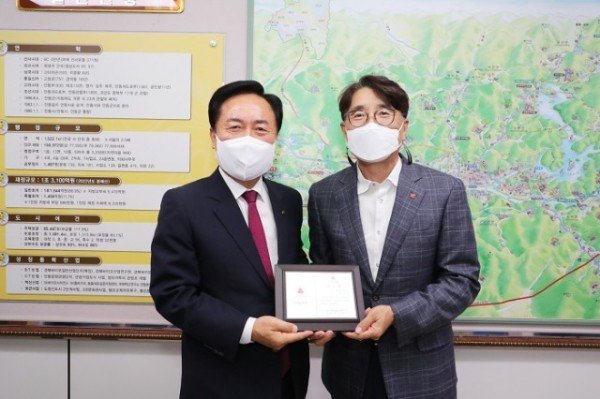 0718_권기창_안동시장_나눔리더_가입으로_인증패_수상.JPG