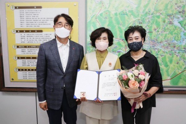 0718_권기창_안동시장_나눔리더_가입으로_인증패_수상-황순녀_여사.JPG