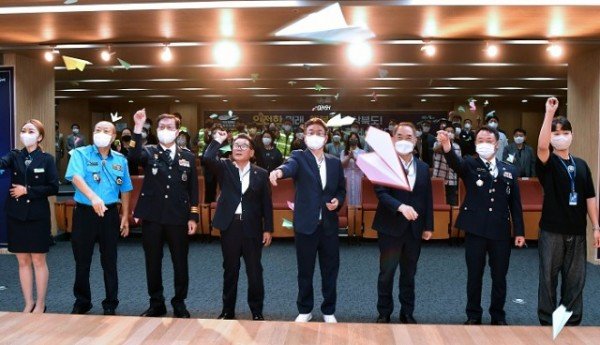 (1-3)자치경찰위원회_1주년_기념행사(퍼포먼스).jpg