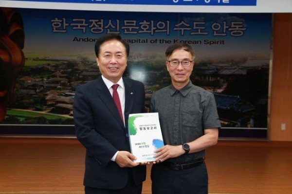 0731-1 권기창 안동시장 인수위 활동보고서 전달받아 (4).JPG