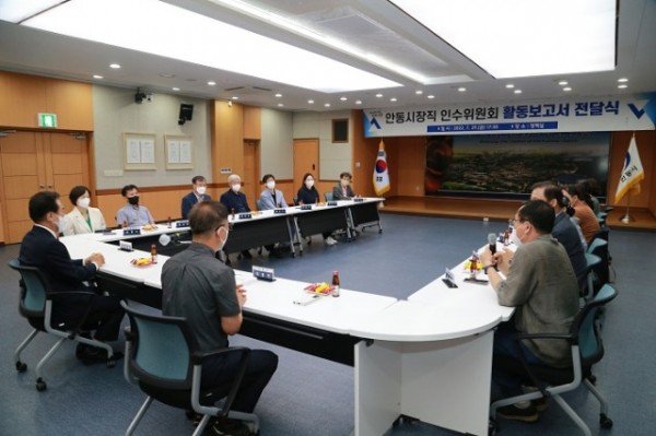 0731-1 권기창 안동시장 인수위 활동보고서 전달받아 (3).JPG