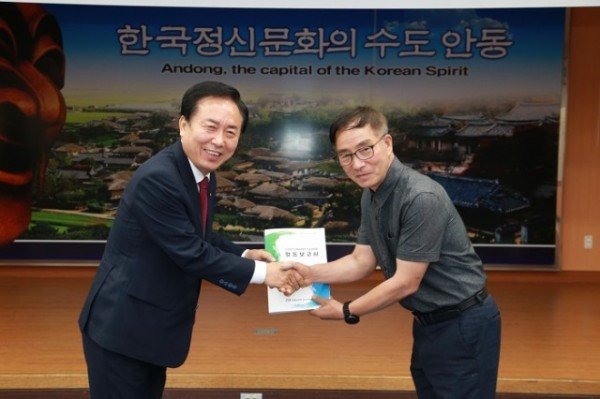 0731-1 권기창 안동시장 인수위 활동보고서 전달받아 (5).JPG