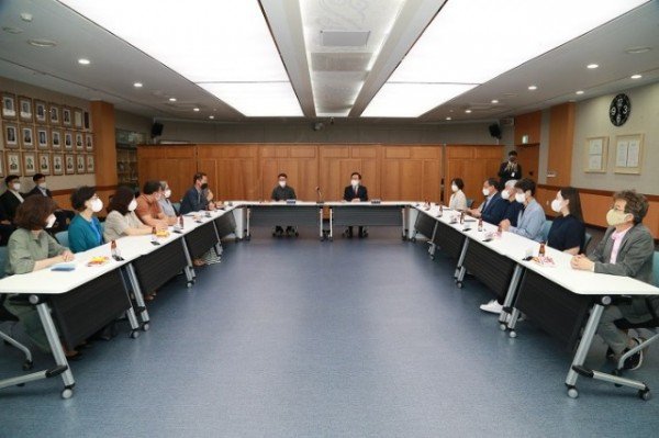 0731-1 권기창 안동시장 인수위 활동보고서 전달받아 (2).JPG