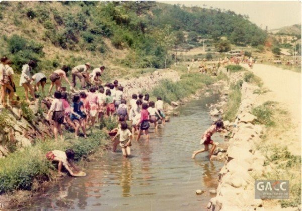 4(동상)김옥순_1978년 논에 물 나르기.jpg