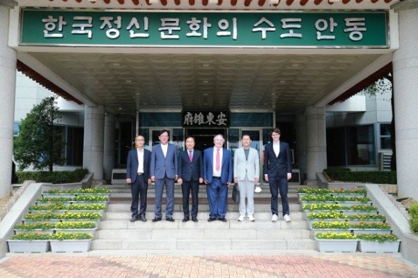 0809 스미소니언 자연사 박물관과 안동시 문화교류 협력의 장 열어 (3)-(왼쪽부터) 메튜 아놀드-김상돈-폴 마이클 테일러-우종식-김호태.JPG