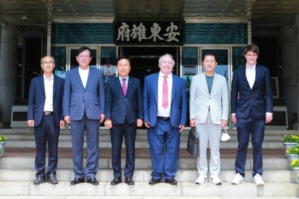 0809 스미소니언 자연사 박물관과 안동시 문화교류 협력의 장 열어 (2)-(왼쪽부터) 메튜 아놀드-김상돈-폴 마이클 테일러-우종식-김호태.JPG