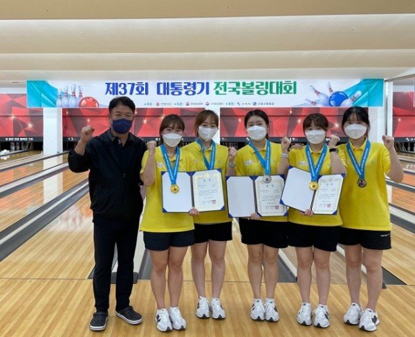 [체육진흥과]구미시청 볼링팀 대통령기 볼링대회 3개 부문 입상_박현감독  김진선  한별  정정윤  김진주  홍수연선수.jpg