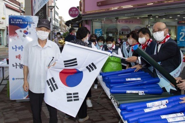 한국자유총연맹 영주시지회, 광복절 기념_태극기 무료나눔행사_ 사진 (5).jpg