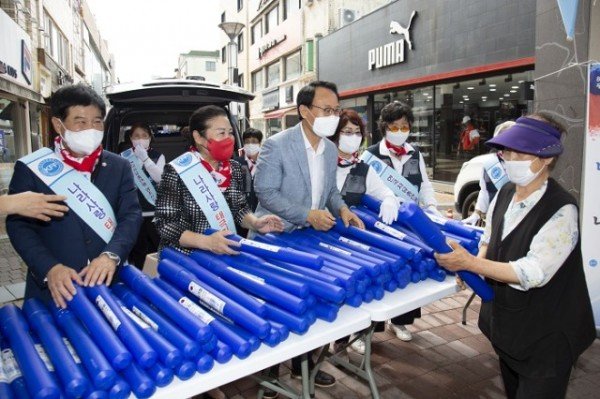 한국자유총연맹 영주시지회, 광복절 기념_태극기 무료나눔행사_ 사진 (1).jpg