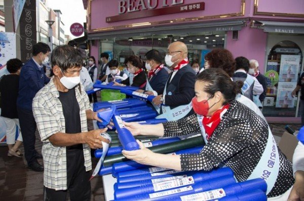 한국자유총연맹 영주시지회, 광복절 기념_태극기 무료나눔행사_ 사진 (4).jpg