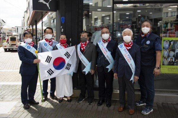 한국자유총연맹 영주시지회, 광복절 기념_태극기 무료나눔행사_ 사진 (2).jpg