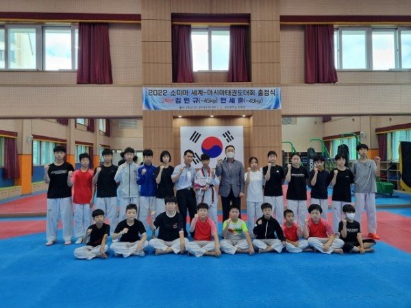 [교육지원과] 2022 Sofia 세계 카뎃태권도선수권대회 상모중학교 김민규선수 은메달 획득.jpg