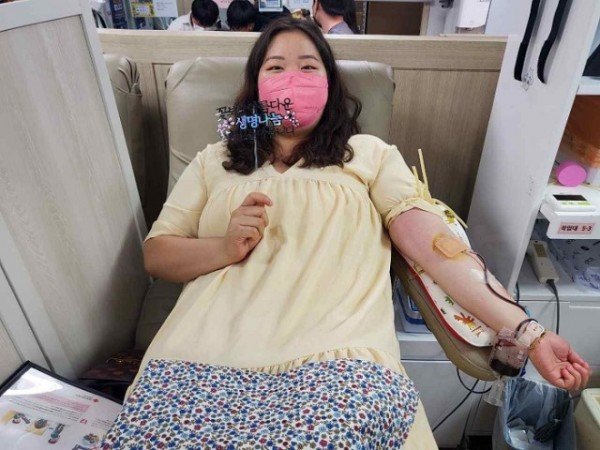 2_신천지_청년_봉사단_위아원_대구북지역연합회_회원이_27일_동성로_센터에서_헌혈에_동참하고_있다_.jpg