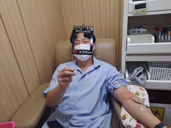 3_신천지_청년_봉사단_위아원_대구북지역연합회_회원이_27일_동성로_센터에서_헌혈에_동참하고_있다_2.jpg