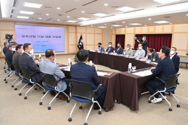 [신성장산업과]방위산업 기업 대표 간담회(단체사진 추가)2.JPG