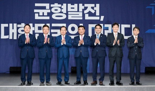 (12-4)_영남미래포럼(좌로부터-경남지사_경북지사_대구시장_울산시장_부산경제부시장_국민일보사장_마강래교수).jpg