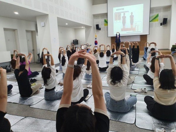 [민원봉사과]2022년 민원담당 공무원 힐링&amp;친절교육 실시.JPG