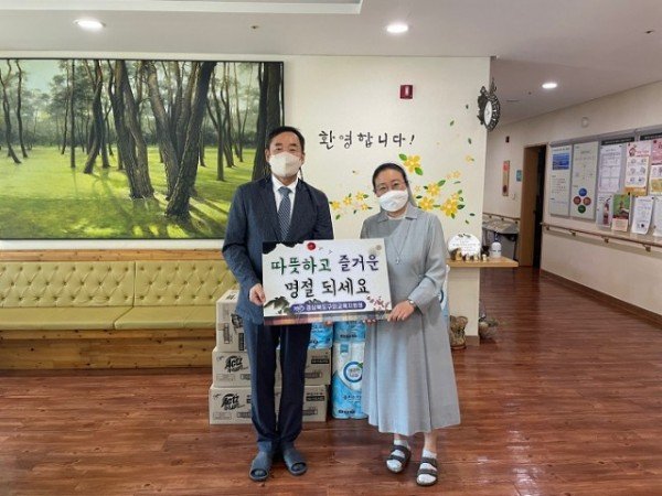 [행정지원과]-2022년_추석_맞이_복지시설_위문품_전달_보도자료_사진1 (1).jpg