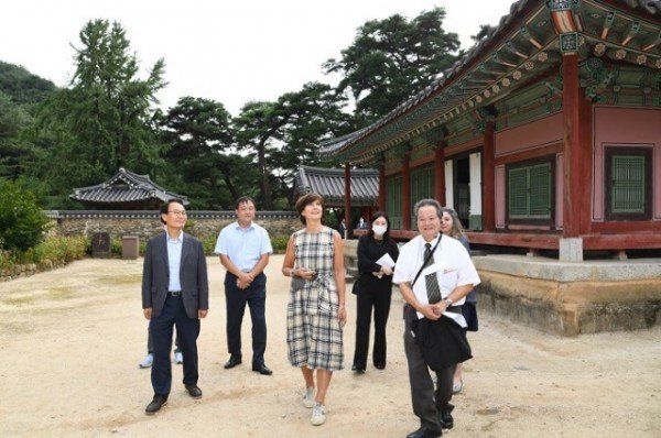 박남서 시장과 요안너 도르너바르트 주한네델란드대사가 소수서원을 거닐고 있다.jpg