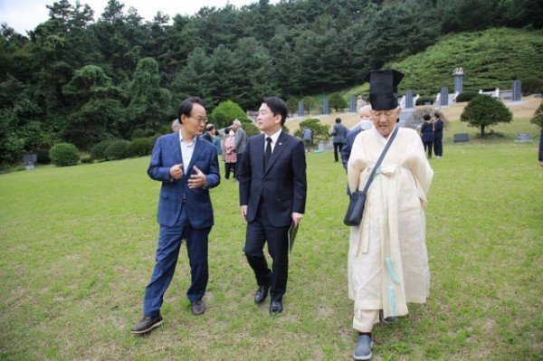 박남서 시장과 안철수 의원이 지역현안에 대해 논의하고 있다 (1).jpg