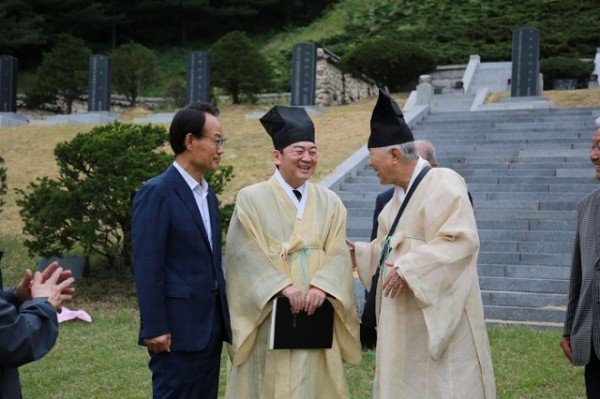 박남서 시장과 안철수 의원이 지역현안에 대해 논의하고 있다 (5).jpg