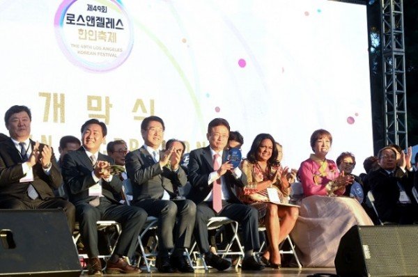 (1-4)제_49회_로스엔젤레스_한인축제(좌로부터_한인상공회의소_장진혁회장_전남지사_전북지사_경북지사).jpg