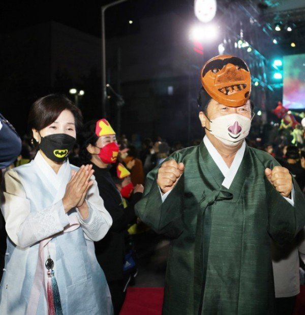 0930 안동국제탈춤페스티벌 2022 개막 모두가 영웅이 되어 거리로 나서다 (2).JPG