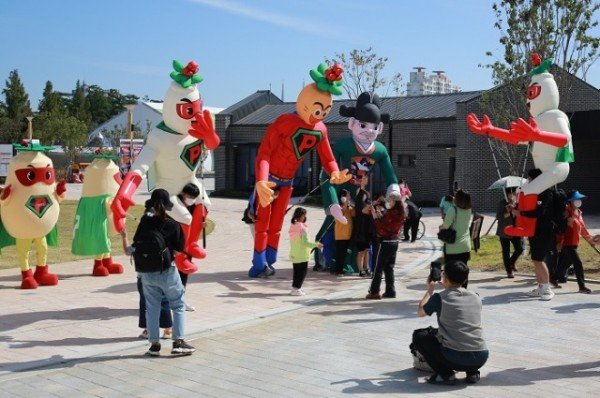 영주  2022영주세계풍기인삼엑스포 마스코트 풍삼이 거리 퍼레이드 5.jpg
