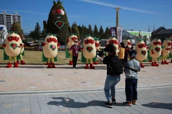 영주  2022영주세계풍기인삼엑스포 마스코트 풍삼이 거리 퍼레이드 4.jpg