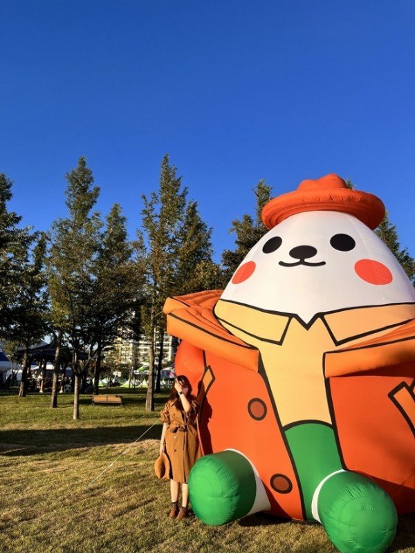 [회전]영주  엑스포 관람객이 영주시SNS캐릭터 힐리 대형 조형물 앞에서 사진을 찍고 있다.jpg