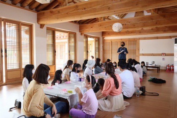 [관광진흥과]신라불교초전지 「모례랑(廊)」프로그램 성황리에 운영_향기체험.jpg