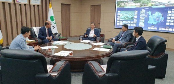 강영석 상주시장-대구광역시 군사시설이전단 윤영대단장 면담1.jpg