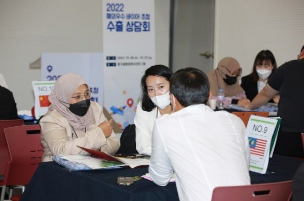 영주 1-3 영주시 주최 해외우수 바이어 초청 수출 상담회 상담 모습 (1).jpg