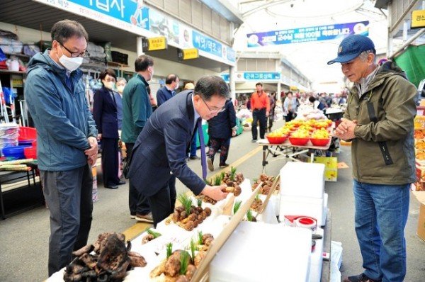 221008_김진열 군위군수, 취임 100일 민생현장 방문 (1).JPG