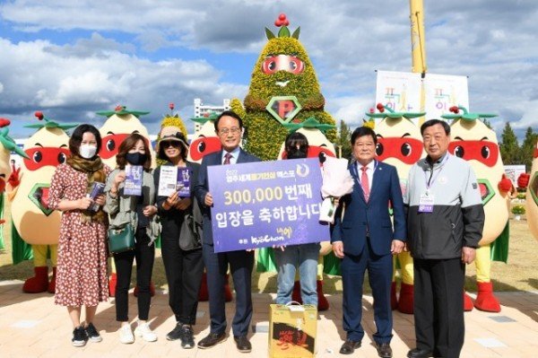 영주 1-1 영주세계풍기인삼엑스포에 30만번째 관람객이 입장했다(좌측부터 3번째 박남서 영주시장, 김유리 씨, 심재연 영주시의회 의장,_.jpg