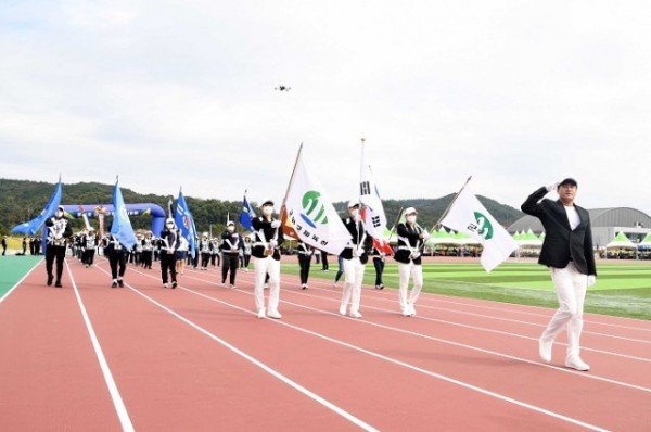 221008_제46회 군위군민체육대회 성황리에 막 내려_문화관광과 (4).JPG
