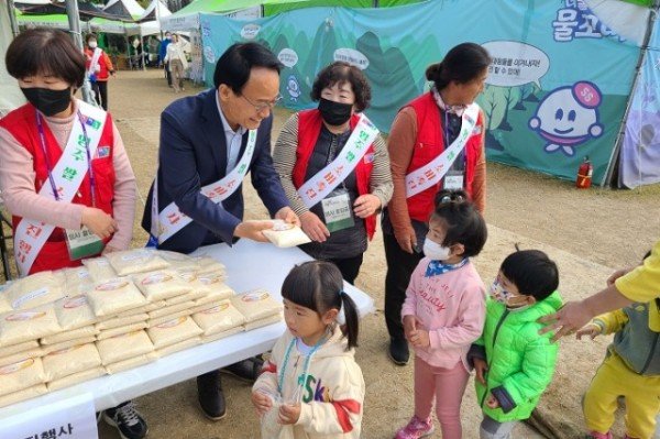 영주 6-1 14일 박남서 영주시장이 풍기인삼엑스포 행사장에서 개최된 여성농업인 영주 쌀 소비촉진행사에 참석해 아이들에게 쌀을 나눠주고_ (1).jpg