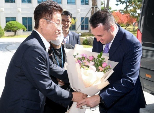 (1-5)국제_메타버스_영화제_추진_업무협약식4.jpg