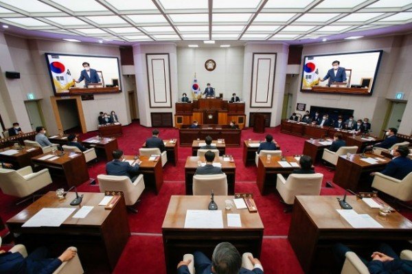 3. 본회의장 전경(안주찬 의장님).jpg