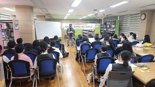 [구미여중]작가 초청 북콘서트 개최 사진2.jpg