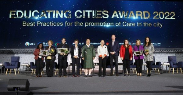 1028 “제16회 안동 IAEC 세계총회”안동선언문 채택하며 폐회-우수교육도시 상패 전달 (5).JPG