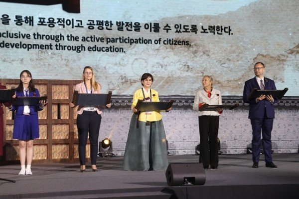 1028 “제16회 안동 IAEC 세계총회”안동선언문 채택하며 폐회 (9)-안동선언문 발표.JPG