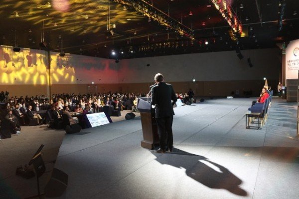 1028 “제16회 안동 IAEC 세계총회”안동선언문 채택하며 폐회 (4).JPG