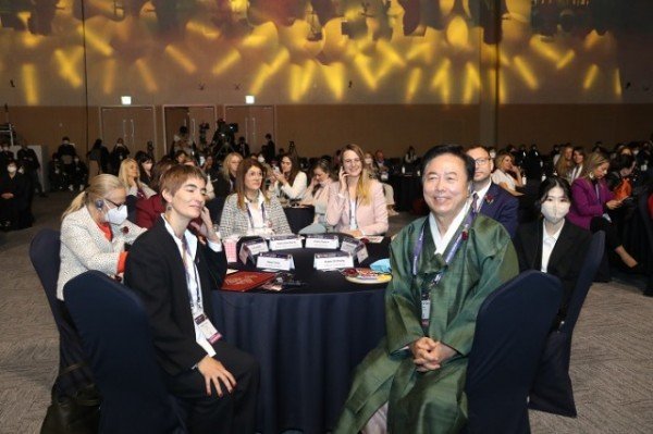 1028 “제16회 안동 IAEC 세계총회”안동선언문 채택하며 폐회 (7).JPG