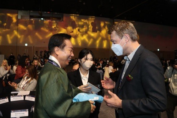 1028 “제16회 안동 IAEC 세계총회”안동선언문 채택하며 폐회 (6).JPG