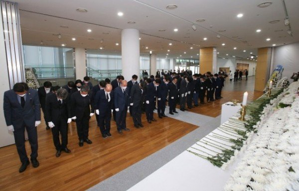 경북도의회_이태원_희생자_조문_사진.JPG